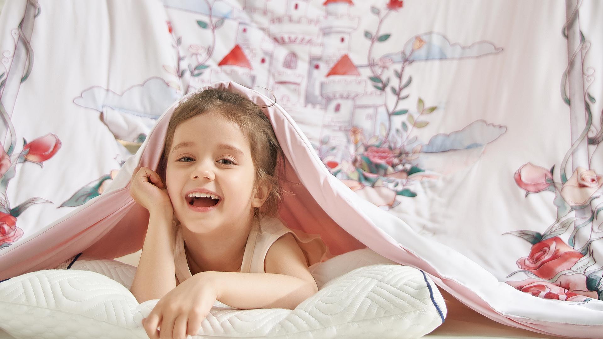 London Design Awards Winner - Curbblan Embrace Anti-Kick Quilt