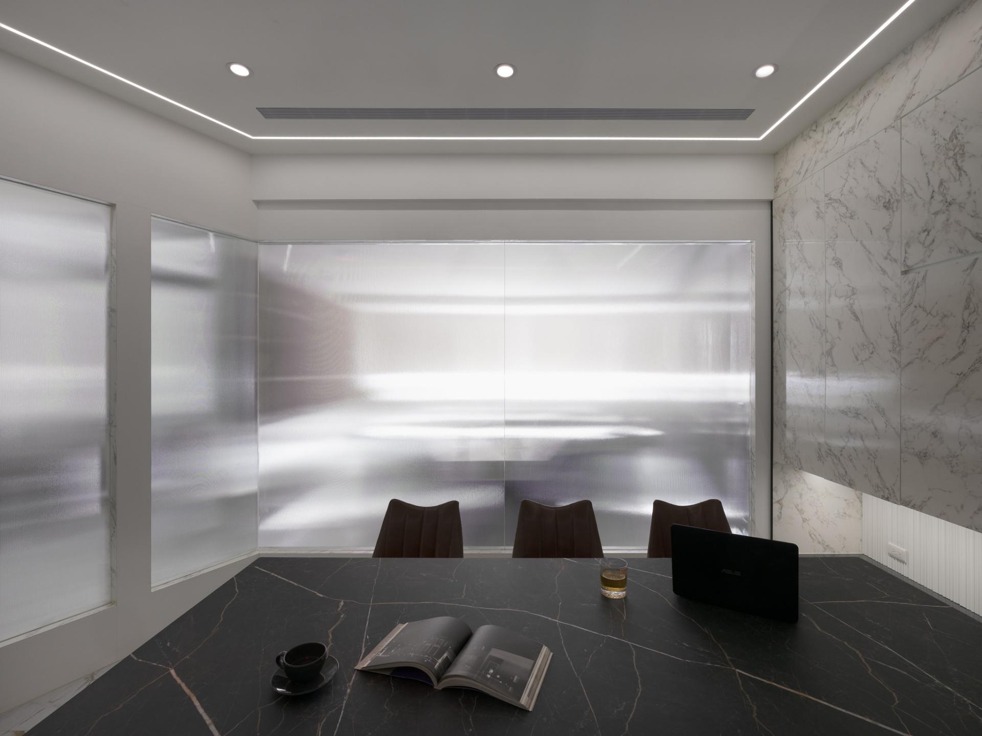 London Design Awards Winner - Glorious time with sleek white