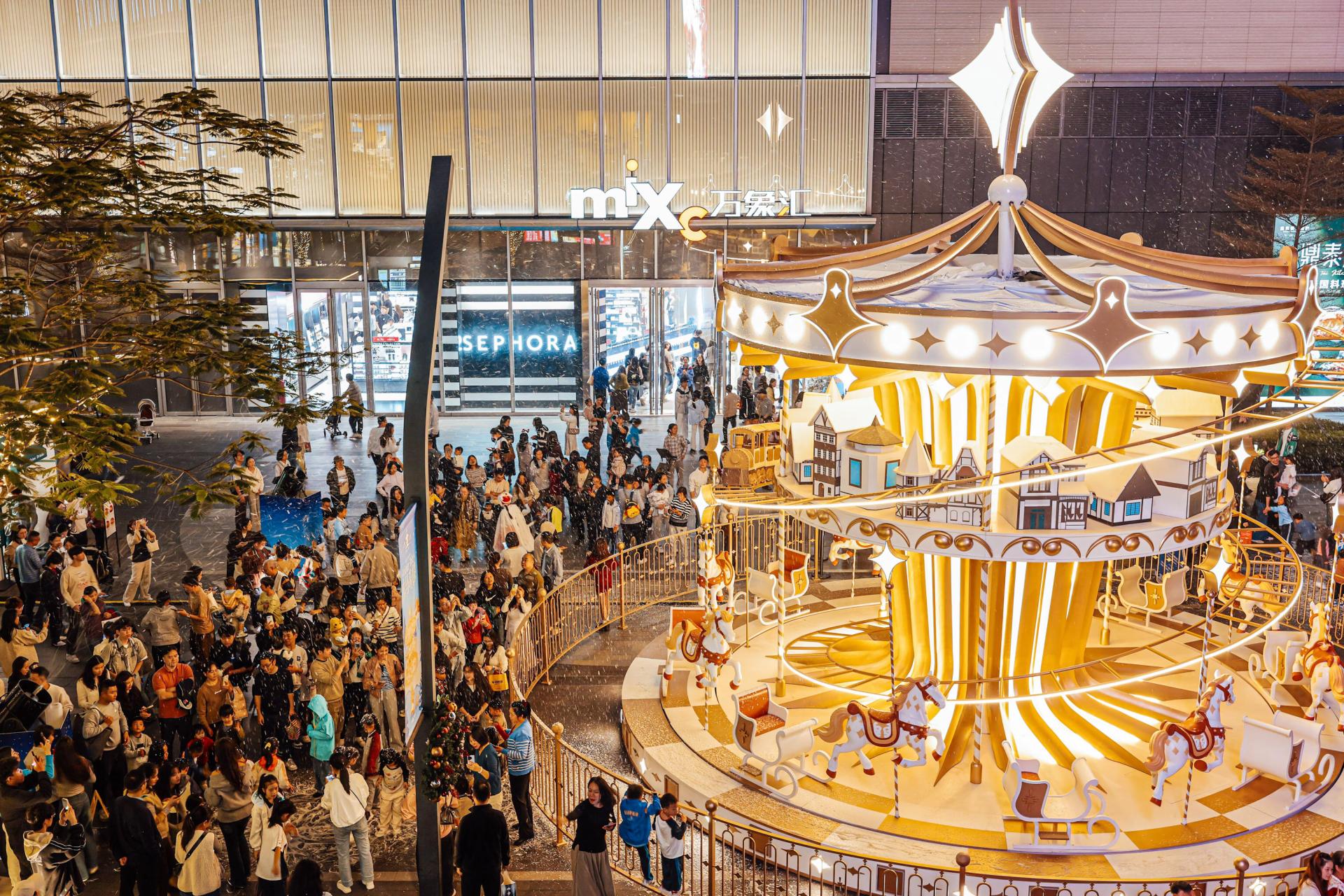 London Design Awards Winner - Carousel Winter Tale:Nordic Aurora Village