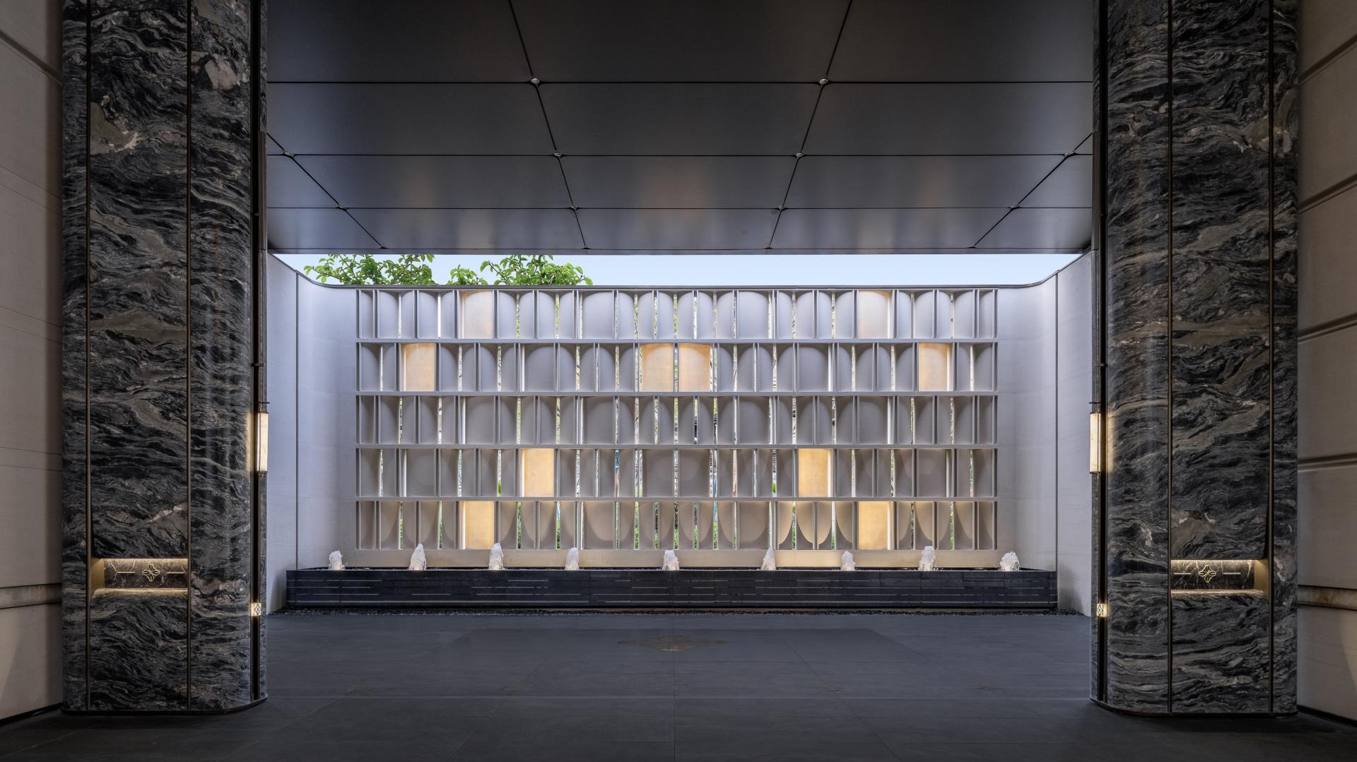 London Design Awards Winner - CENTRAL THRONE
