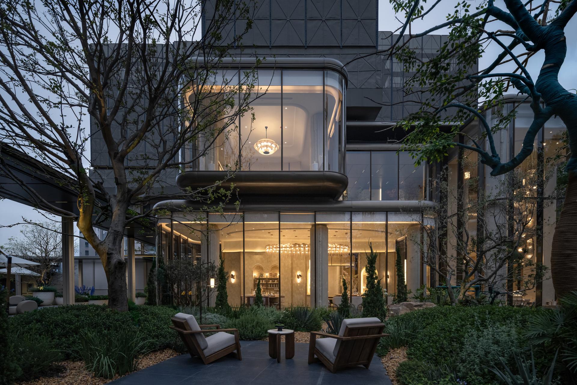 London Design Awards Winner - CENTRAL THRONE