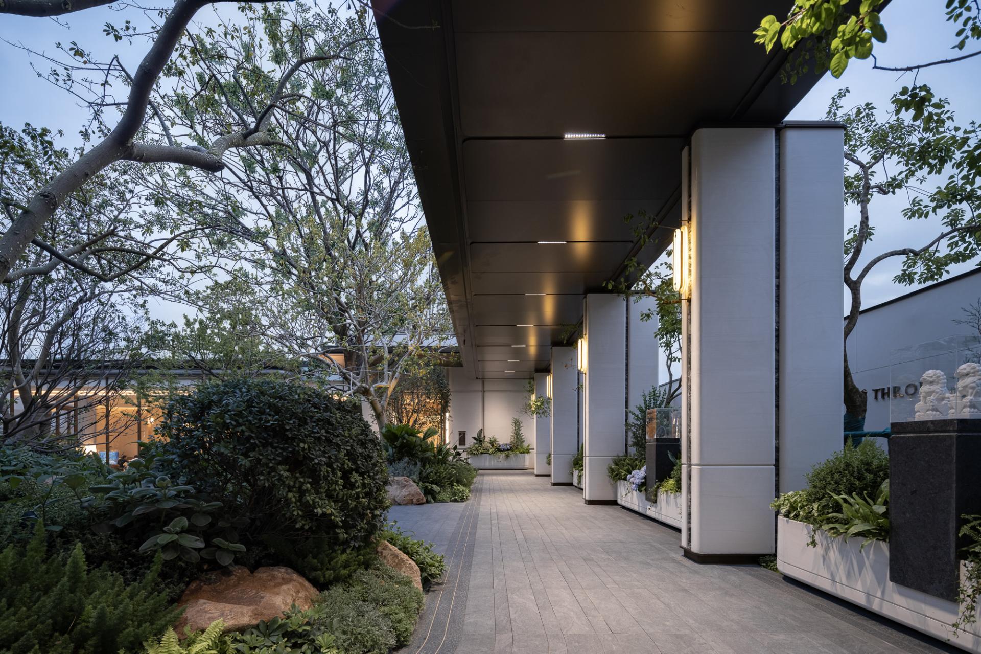 London Design Awards Winner - CENTRAL THRONE