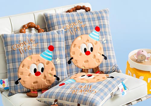London Design Winner - Nantong Guojiajia Network Technology Co., LTD - Xenora Blanket Pillow Combo
