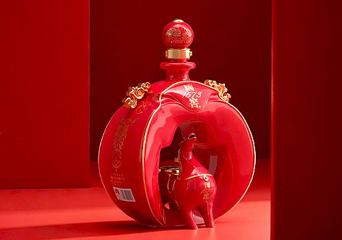 London Design Awards - Guojiao 1573·Horse Stepping on Clouds Bottle