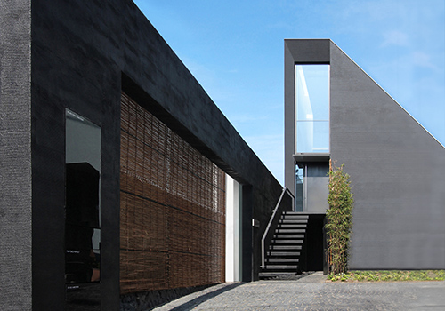 London Design Winner - NOBUAKI MIYASHITA / MR STUDIO Co.,Ltd. - Black Monolithic Wall