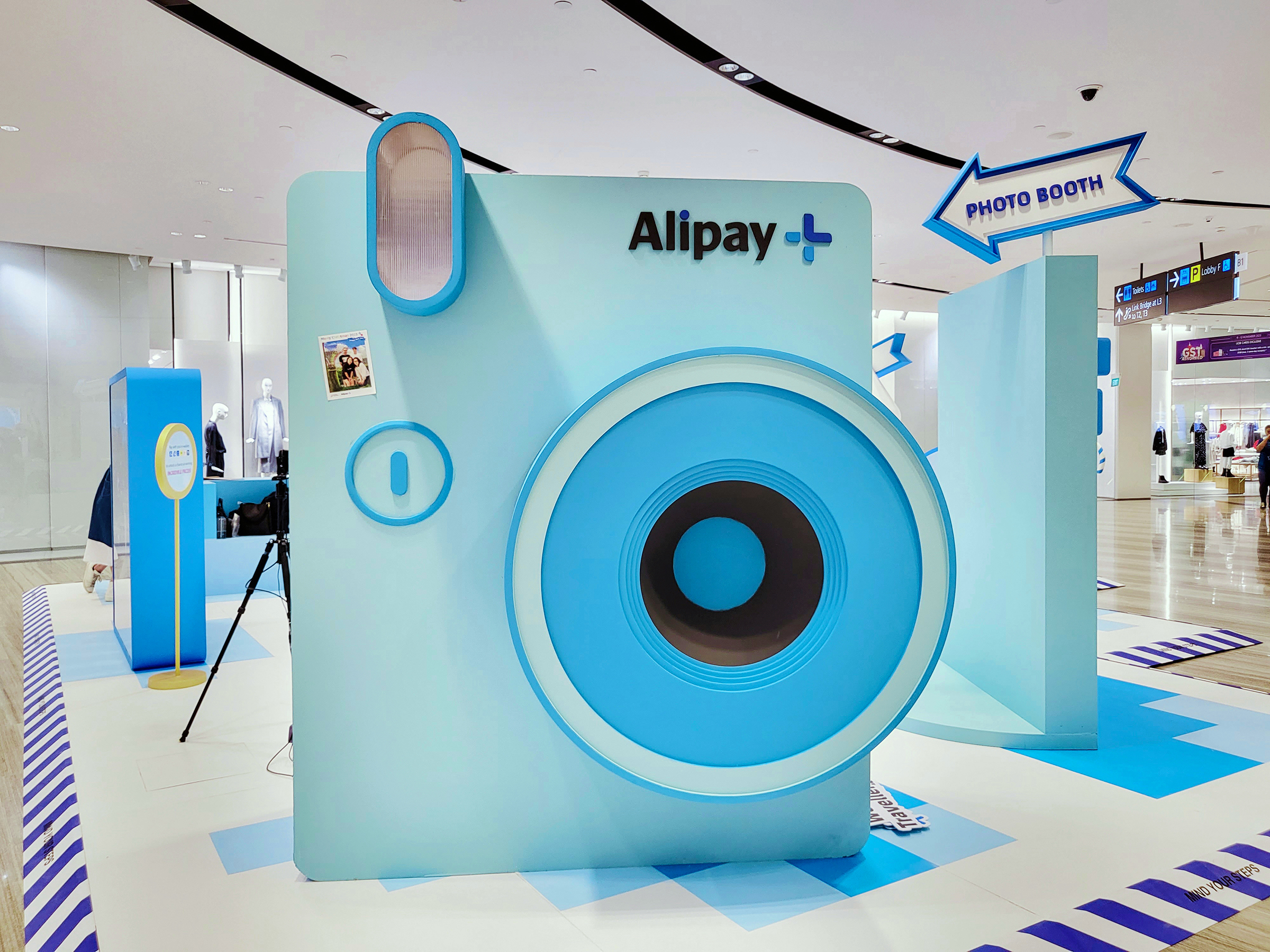 London Design Awards - Alipay+ Xmas Pop-up Store At Singapore Changi Airport